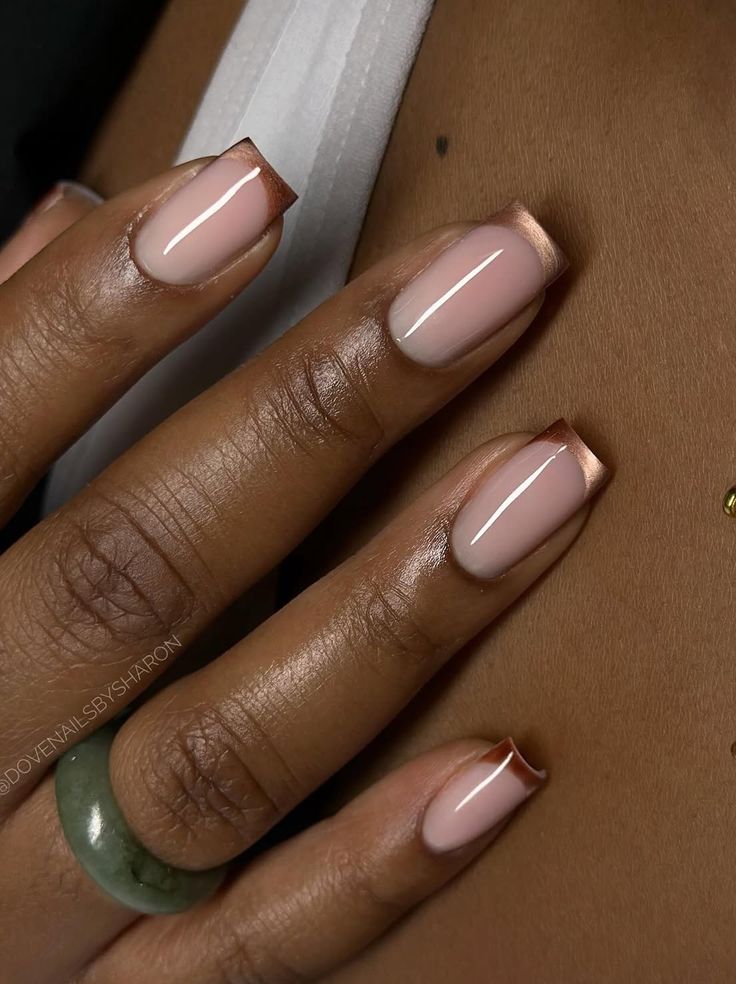 Main aux longs ongles en amande d'une teinte nude brillante