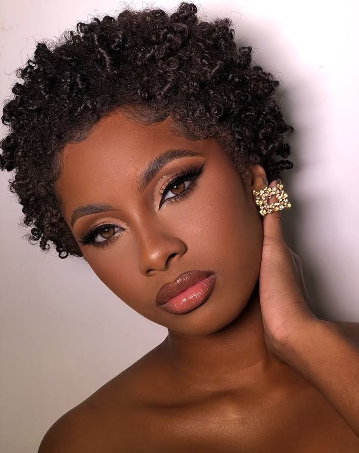 Portrait d'une femme aux cheveux naturels courts au maquillage léger