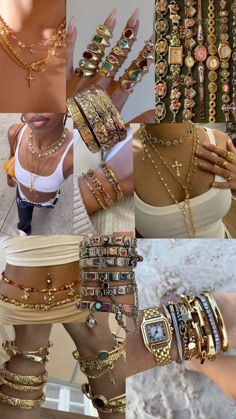 Planche de mains manicurées portant des bijoux dorés