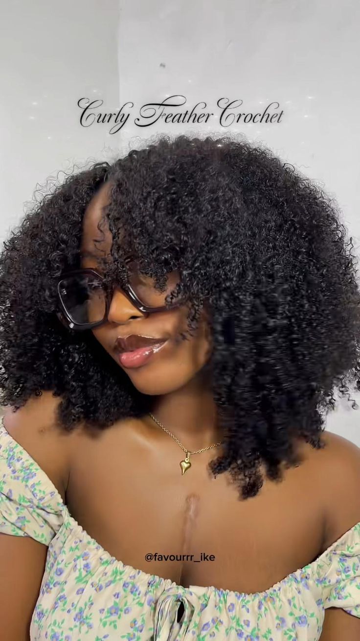 Portrait d'une femme souriante portant des lunettes et un haut à fleurs