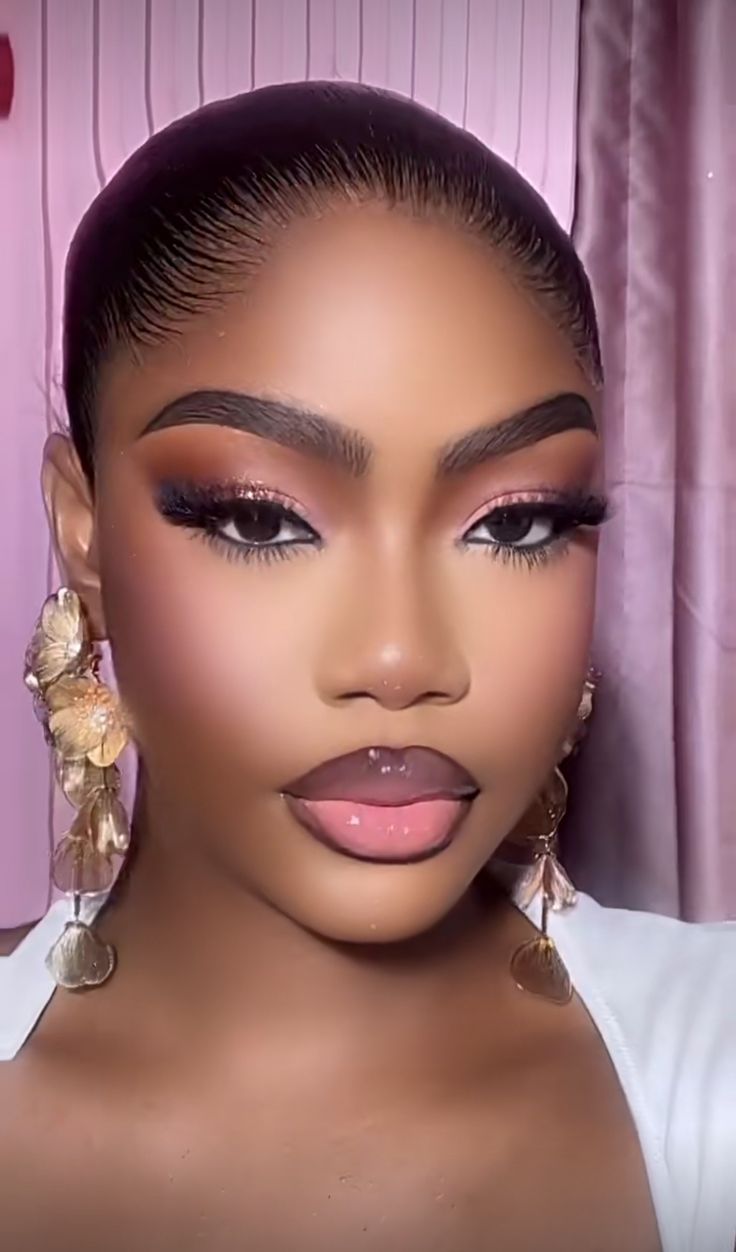 Portrait d'une femme au maquillage glamour sur fond rose