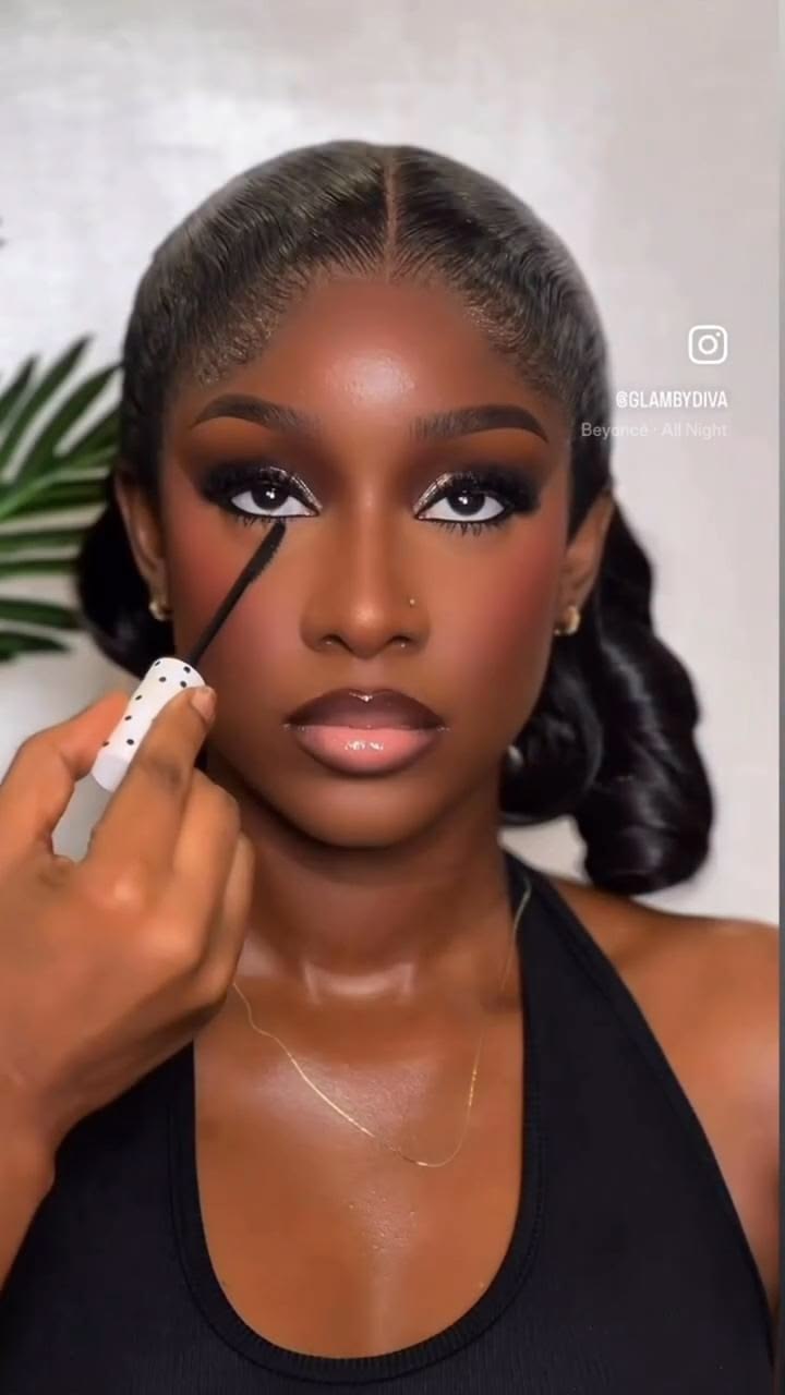 Femme appliquant son mascara avec la brosse