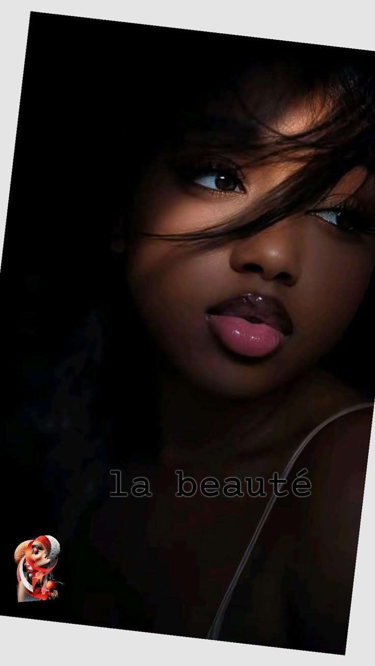 Portrait sombre et artistique d'une femme aux lèvres brillantes