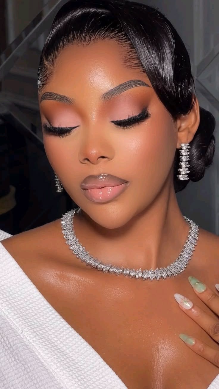 Portrait élégant d'une femme au maquillage sobre portant un collier