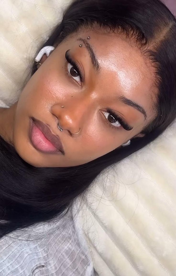 Portrait d'une femme allongée, blush rose sur les joues