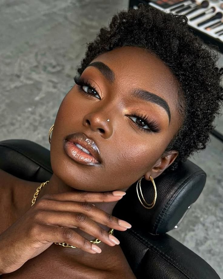 Portrait d'une femme aux cheveux courts portant de grandes boucles d'oreilles dorées