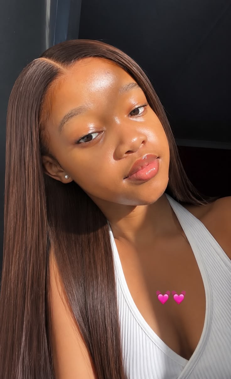 Portrait d'une femme aux longs cheveux raides au maquillage très naturel