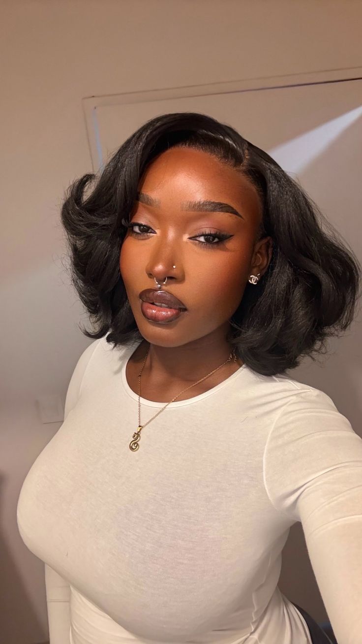 Portrait d'une femme au carré lisse et au maquillage doux