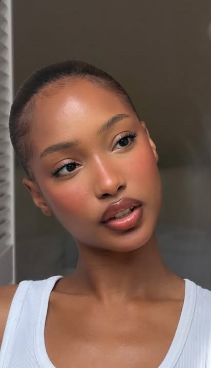 Portrait d'une femme aux cheveux courts, maquillage minimal